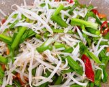 Gambar langkah 2 resipi 👩🍳Taugeh Goreng Kucai.