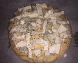 Foto del paso 3 de la receta: Pan casero de ajo relleno de queso y especias🥯🧄🧀🌿