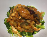 Foto del paso 8 de la receta: Pollo en salsa de tomate aromático con hierbas y alcaparras