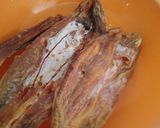Foto langkah ke 1 dari resep Ikan Asin Lombok Merah.