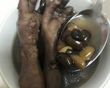 Foto langkah ke 3 dari resep Sup kaki ayam dan kacang kedelai hitam.