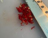 Foto del paso 2 de la receta: Anchovetas en salsa de tomate con papas a la lionesa