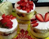 صورة لخطوة 8 من وصفة تحلية كيك الفانيليا بالفراولة والشوكولاته 🍓