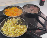 Foto del paso 2 de la receta: Pastel de batata, verduras y carne picada con queso