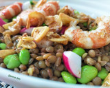 Foto del paso 6 de la receta: Ensalada templada de lentejas con edamame y gambones