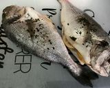Une image de l'étape 1 de Dorades royales en papillote à l ail, citron et persil avec piments grillés.