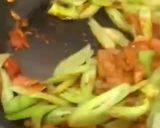 รูปขั้นตอนการทำที่ 2 ของ ผัดพริกแกงหมูใส่พริกหยวก