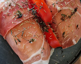 Foto del paso 3 de la receta: Pollo relleno de tomate 🍅y queso🧀 envuelto en jamón serrano