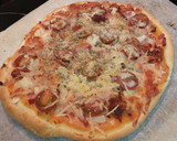Foto del paso 9 de la receta: Pizza de bacon y pollo (kebab) con tomate natural