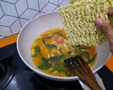 Foto langkah ke 5 dari resep Indomie Nyemek mix Daun Gingseng Jawa.