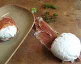 Foto del paso 3 de la receta: Ensalada de mozzarella de búfala, jamón ibérico y aceite de hierbas frescas