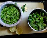 A picture of step 1 of Tikhi pudina chutney.