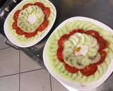 Une image de l'étape 4 de Salades individuelles concombre et deux tomates à la feta sauce ciboulette persil.