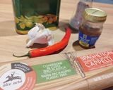 A picture of step 1 of Spaghetti aglio, olio e peperoncino 3.0 🧄🫒🌶️.