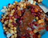 A picture of step 4 of Chattpatti Mix Chaat Plate 😋😋.