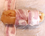Foto del paso 3 de la receta: Pechuga de pollo rellena de jamón y queso envuelta con bacon ahumado