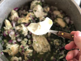 Cazuela de pollo, espinaca y salsa blanca en 15 minutos 🍗⏰🥬