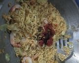 Foto langkah ke 3 dari resep Mie tek-tek goreng udang.