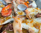 Foto del paso 6 de la receta: Merluza al horno con chipirones 🦑 patatas, mejillones y almejas