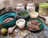 Foto del passaggio 1 della ricetta Linguine all acciughe, pesto di basilico, burrata e pistacchi con acciughe croccanti