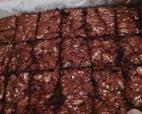 Foto langkah ke 11 dari resep Soft and Chewy Triple Chocolate Fudge Brownies.