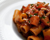 Foto del paso 4 de la receta: Rigatoni con salsa criolla picante y salmón marinado