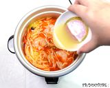 รูปขั้นตอนการทำที่ 7 ของ ต้มยำกุ้งราเมน (หม้อหุงข้าว)