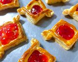 Foto langkah ke 4 dari resep Puff Pastry Strawberry Cokelat.