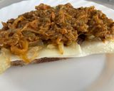 Foto del paso 6 de la receta Tosta de berenjena mechada, cebolla caramelizada y queso