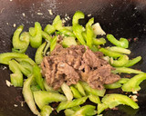 A picture of step 5 of Stir-Fried Beef with Celery (牛肉炒芹菜).