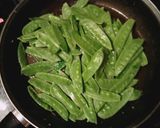 Foto del paso 6 de la receta Guiso de pollo y tirabeques con setas