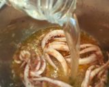 Foto del paso 4 de la receta: Rejos de calamar en salsa de cebolla