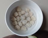 Foto langkah ke 1 dari resep Sup pentol ikan.