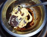 Foto langkah ke 6 dari resep Cake Pisang toping coklat no mixer (ekonomis, 1 telur).