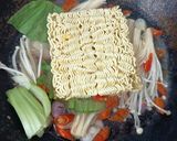 Foto langkah ke 2 dari resep Mie Instan (Mix Sayur + Enoki).