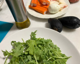 Foto del paso 1 de la receta: Ensalada de rúcula, surimi, paraguaya, aguacate y huevo