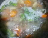 Foto langkah ke 3 dari resep Sayur Sop Sosis Telur Puyuh.