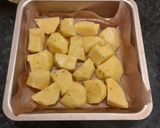 Són sült csirkecomb, sütőben sült krumpli, ubi salátával recept fázis 4 fotója