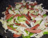 Foto del paso 3 de la receta: Salchichas con Col y pimiento