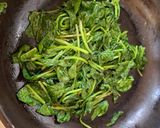 Foto del paso 3 de la receta: Espinacas baby salteadas
