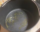 Foto del paso 2 de la receta Muslos de pollo en salsa y patatas en freidora de aire