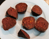 Foto del paso 1 de la receta: Pincho de Morcilla con Piquillos, Cebolla caramelizada y Piñones
