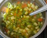 Foto del paso 3 de la receta: Sopa de verdura y huesos de pollo con zanahoria rescatada 😅