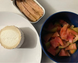 Foto del paso 1 de la receta: Ensalada de melva, aguacate, tomate, con queso de cabra tostado