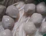 Foto langkah ke 2 dari resep Sup Bakso Enoki Ayam.