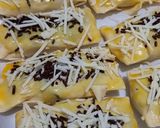 Foto langkah ke 3 dari resep Bolen Pisang Coklat Keju.