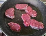 Foto del paso 3 de la receta Solomillo ibérico de cerdo. Al vino dulce con dátiles y piñones