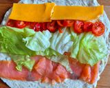 Une image de l'étape 3 de Wraps saumon crudités cheddar.