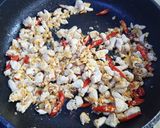 รูปขั้นตอนการทำที่ 2 ของ ไก่ผัดโหระพาใส่ไข่
