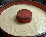 Foto del paso 4 de la receta: Bizcochuelo esponjoso con pera y pasas sin manteca